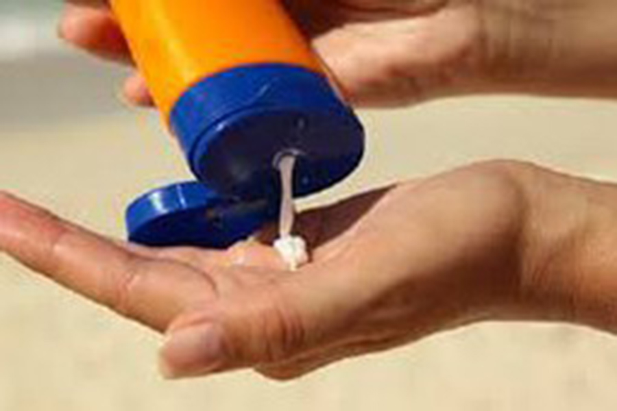 Le Departement de la sante de Hanoï demande au Comite populaire des communes et quartiers de la region d'informer d'urgence les etablissements commerciaux et utilisant des cosmetiques. Photo d'illustration : Departement de la sante de Hanoï