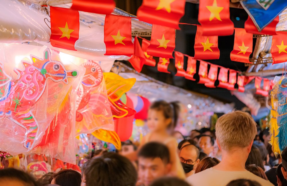 In addition to Luong Nhu Hoc Street, Quoc Khanh suggests that visitors can walk along Hai Thuong Lan Ong Street, which is also an area selling lanterns, suitable for taking colorful, sparkling Mid-Autumn photos. Photo: NVCC