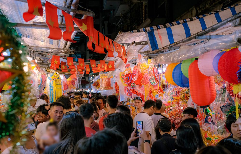 “Everyone should buy goods to support, even if it is just a small, cheap lantern because this is still a business area. If you want to take photos at the booth, you should ask permission first to be discreet and avoid disturbing other vendors,” Quoc Khanh said. Photo: NVCC