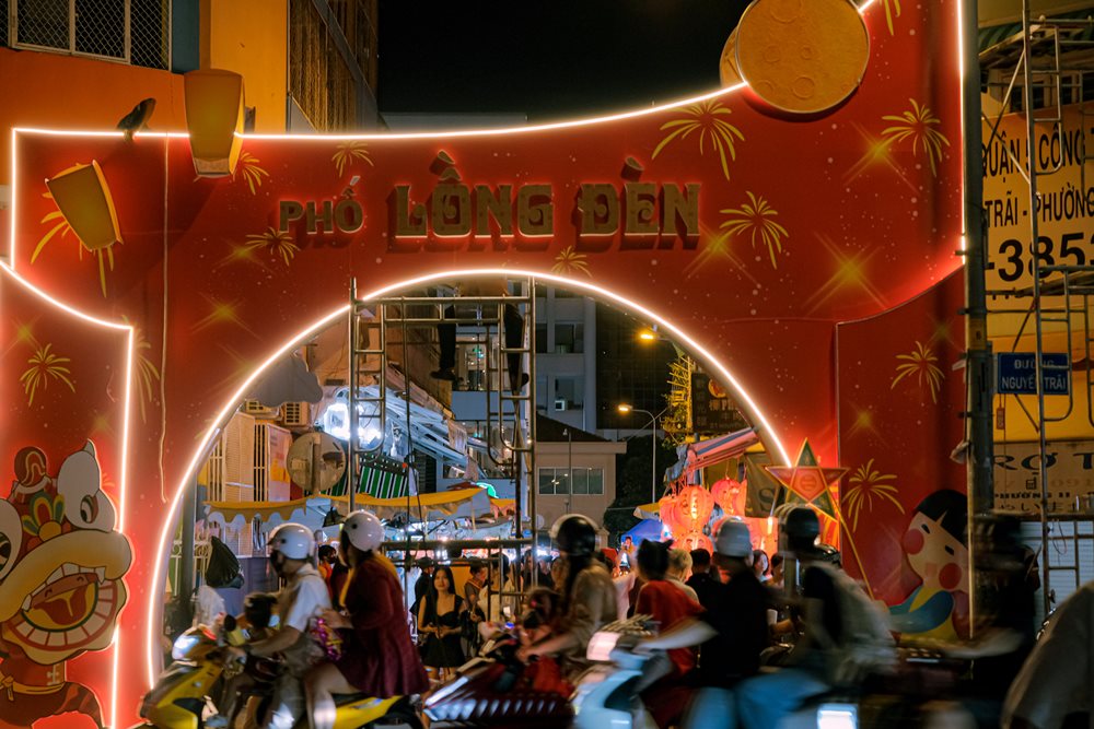 Pho long den hoat dong ron ra tu dau thang 8 am lich den ngay ram. Khung gio soi dong nhat tai pho la khoang 19h – 21h toi: “Nhin cac em nho duoc bo me dua di dao pho, sam do choi, nhung ki uc tuoi tho cua minh nhu ua ve. Ngay nho, hau nhu nam nao bo me cung dua minh toi day mua banh trung thu, ngam nhin du loai den sac mau”, Quoc Khanh cho biet. Anh: NVCC