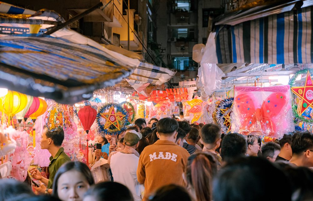 Khong chi dung lai o viec mua sam, tham quan, du khach con co the thuong thuc cac mon an nhu banh trung thu, keo keo... da dang. Quoc Khanh cho rang du khach khi den day nen chu y viec bao quan do dac, tranh bi moc tui o cho dong nguoi. Ngoai ra, nen mang theo quat cam tay de tranh bi nong. Anh: NVCC