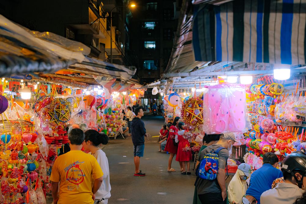 Moi dip Trung thu hang nam, khu vuc Luong Nhu Hoc, doan giao giua duong Nguyen Trai va duong Tran Hung Dao, quan 5, TPHCM lai duoc menh danh la “pho long den” boi khung canh tap nap, nhon nhip cua du khach tham quan, mua sam. Anh: NVCC