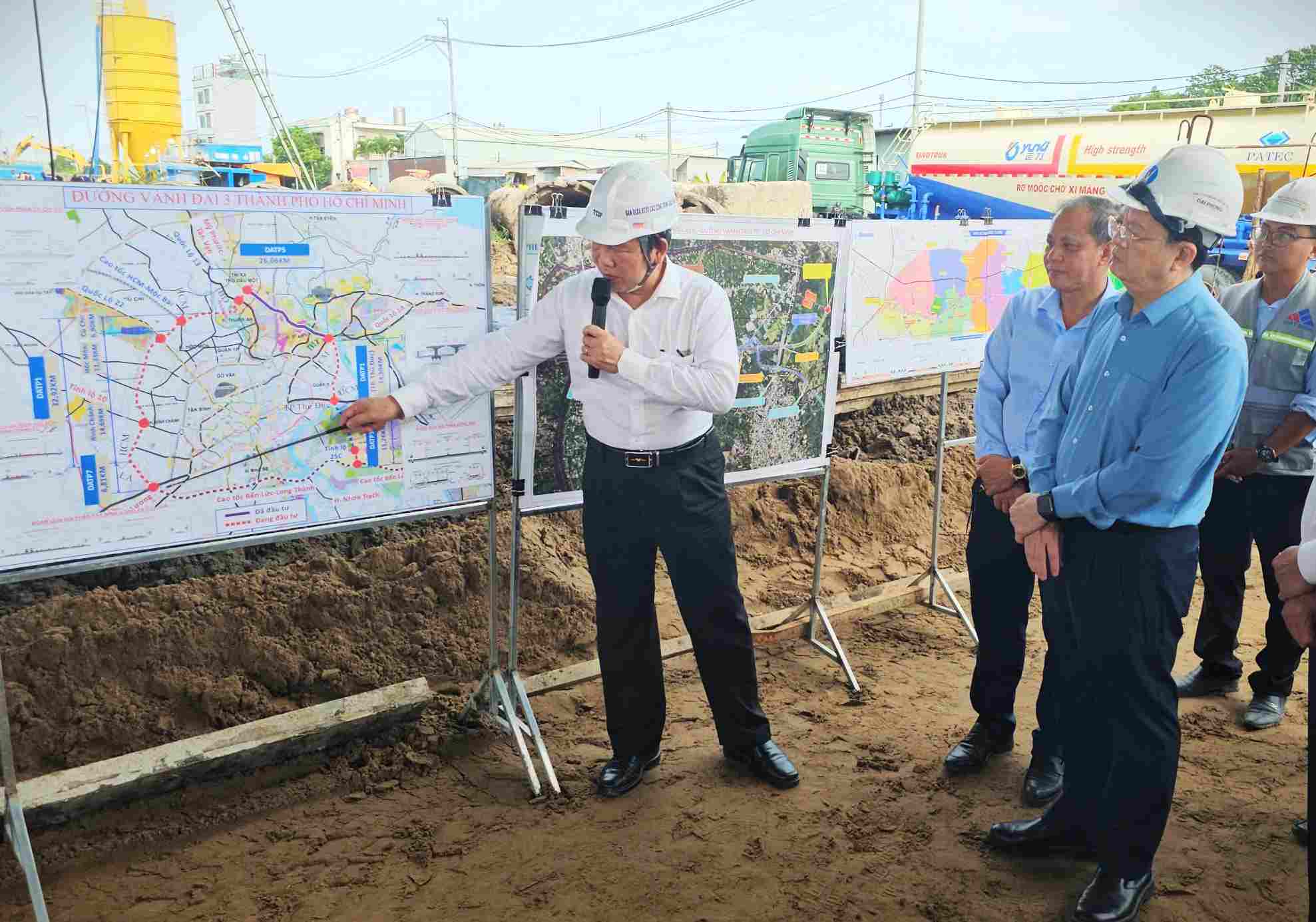 Pho Thu tuong Chinh phu Mai Van Chinh nghe bao cao tien do du an Vanh dai 3 TPHCM. Anh: Minh Quan