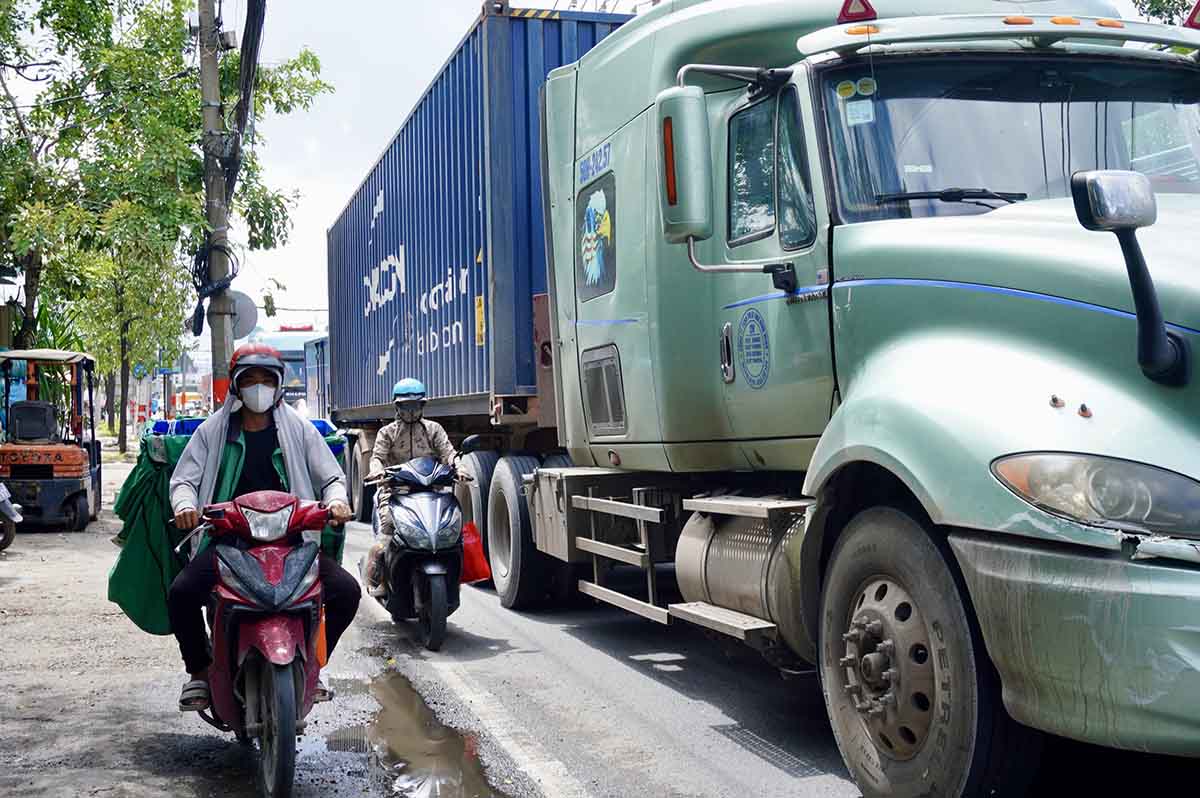 Mat duong hep, khien nguoi dan thuong xuyen phai di chuyen sat le. Anh: Nhu Quynh