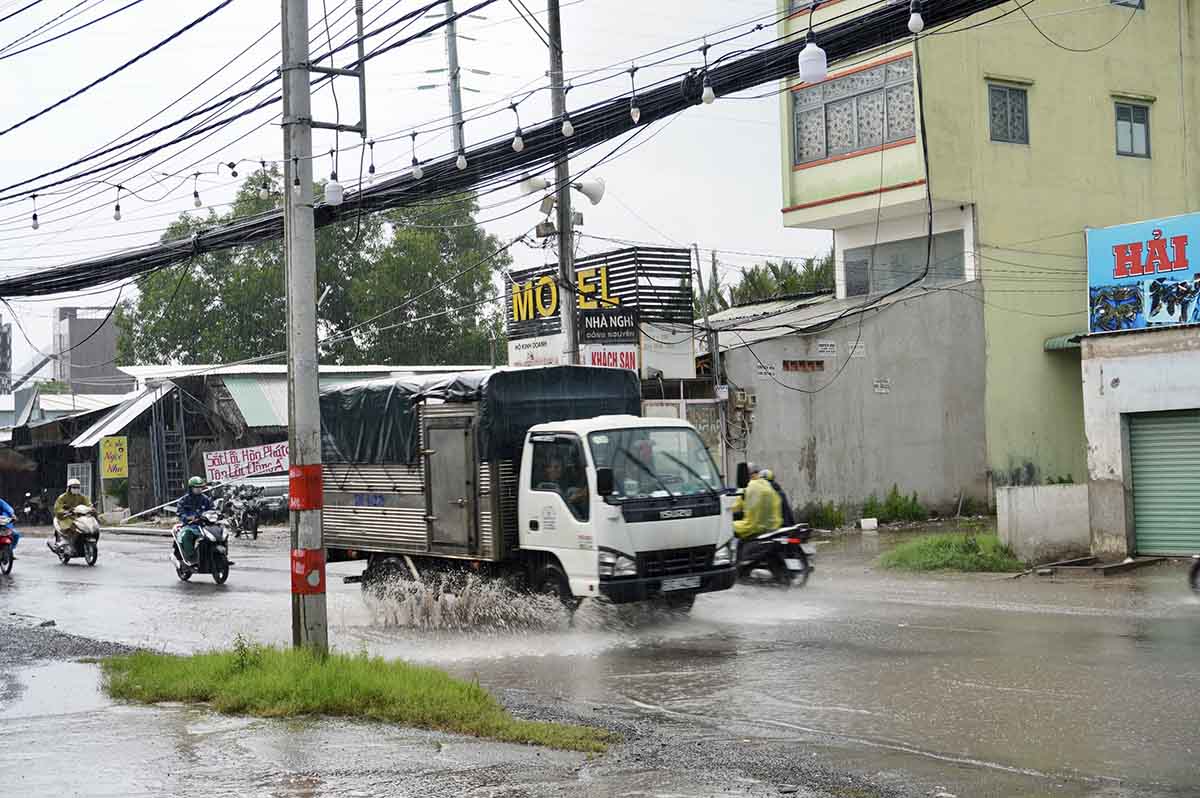 Nhieu doan duong Nguyen Duy Trinh bi hu hong, ngap nuoc, gay kho khan cho nguoi dan khi luu thong. Anh: Nhu Quynh