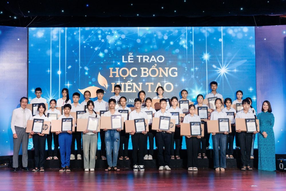 Anh 1: 30 hoc sinh lop 9, 10 co hoan canh kho khan va hoc gioi da xuat sac nhan Hoc bong ien tao 2025 cua Vinschool. Anh: Vinschool