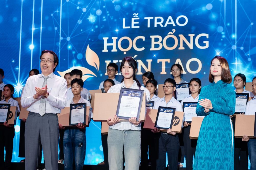 Anh 3: Duoc khoi xuong tu nam 2020, Hoc bong kien tao da tim ra 168 guong mat xuat sac; trao tang 168 may tinh va gan 15 ty dong ho tro. Nam 2025, chuong trinh tiep tuc trao tang 30 suat hoc bong cho cac em hoc sinh ngheo hoc gioi tai nhieu tinh/thanh tren ca nuoc