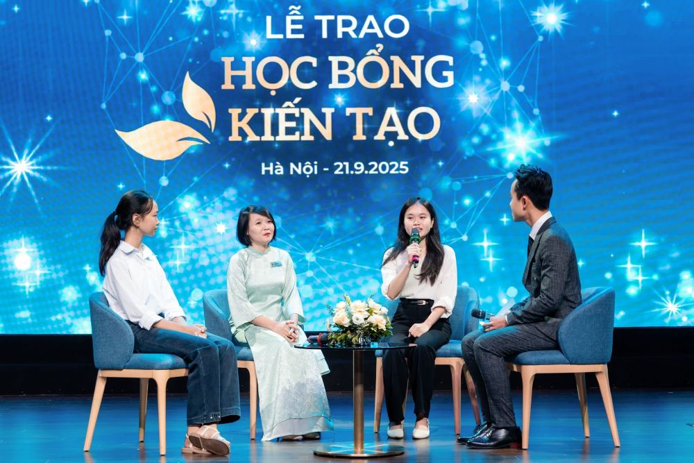 Anh 4: Cac hoc sinh Hoc bong kien tao va giao vien gap go va chia se nhieu cau chuyen y nghia, nhin lai hanh trinh 5 nam cua chuong trinh