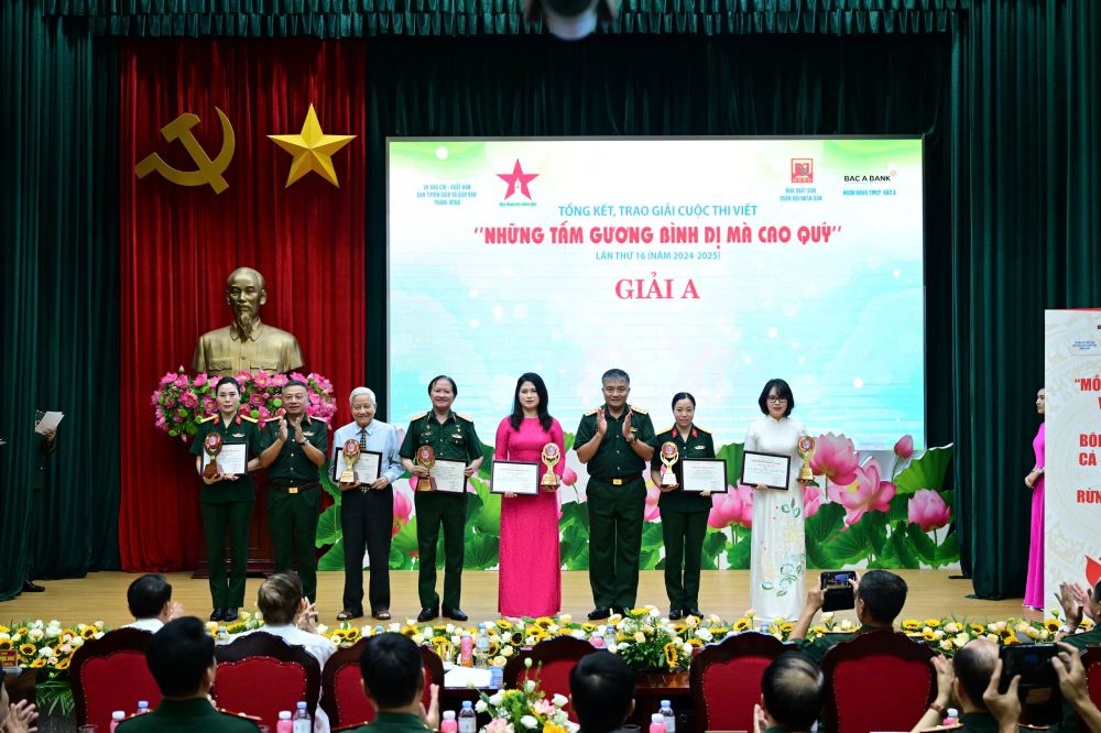 Authors/groups of authors and characters in the A prize-winning works were honored at the writing contest "Simple but noble examples". Photo: Ai Van