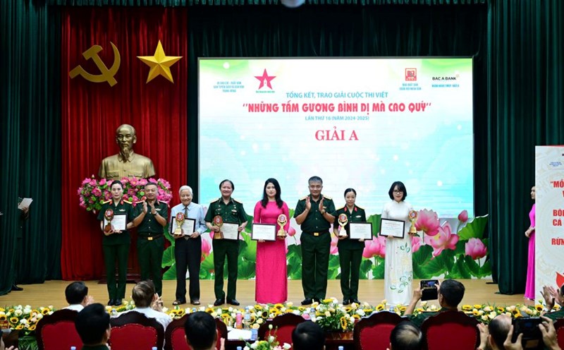 Authors/groups of authors and characters in the A prize-winning works were honored at the writing contest "Simple but noble examples". Photo: Ai Van