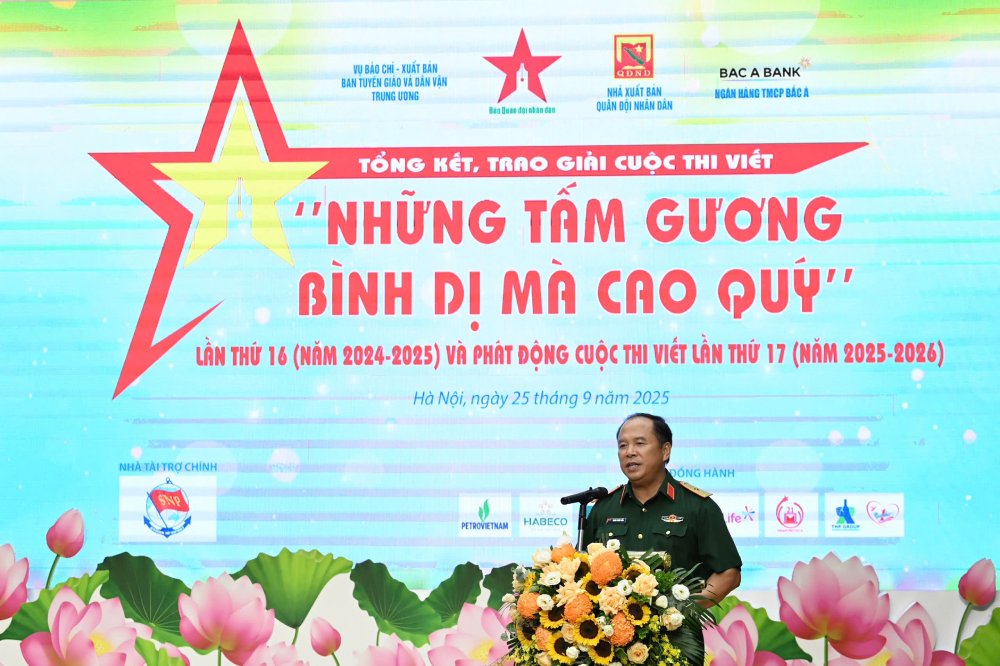 Thieu tuong Doan Xuan Bo - Tong Bien tap Bao QDND. Anh: Ai Van
