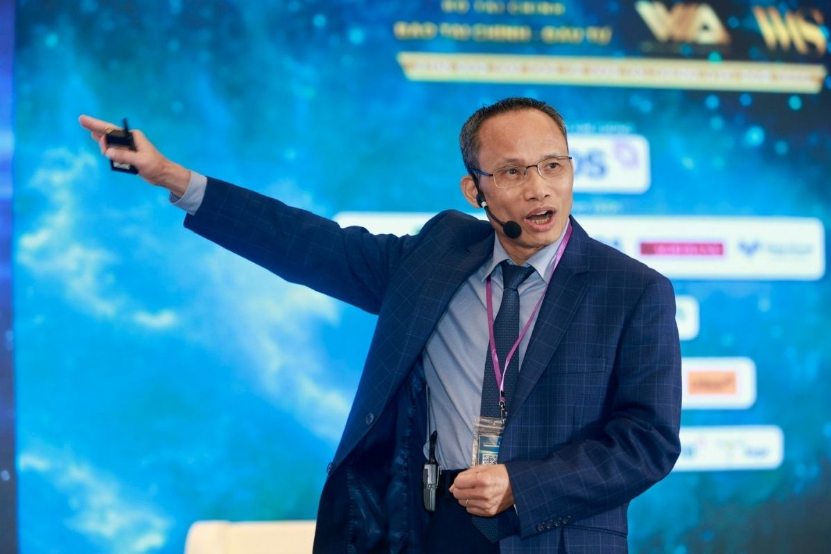 TS Can Van Luc chia se tham luan tai Dien dan Cap cao Co van tai chinh Viet Nam lan thu ba - nam 2025 (VWAS). Anh: Ban To chuc 