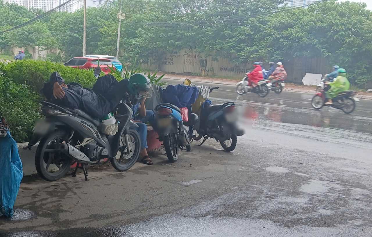 Nguoi lao dong nga lung duoi gam cau giua buoi trua de lay lai suc. Anh: Thanh Nhan