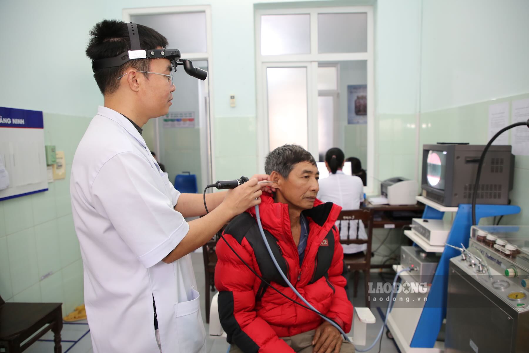Doctor examines patient at Quang Ninh Regional General Hospital. According to the arrangement plan, 15 provincial units will remain unchanged. Photo: Cong Sang