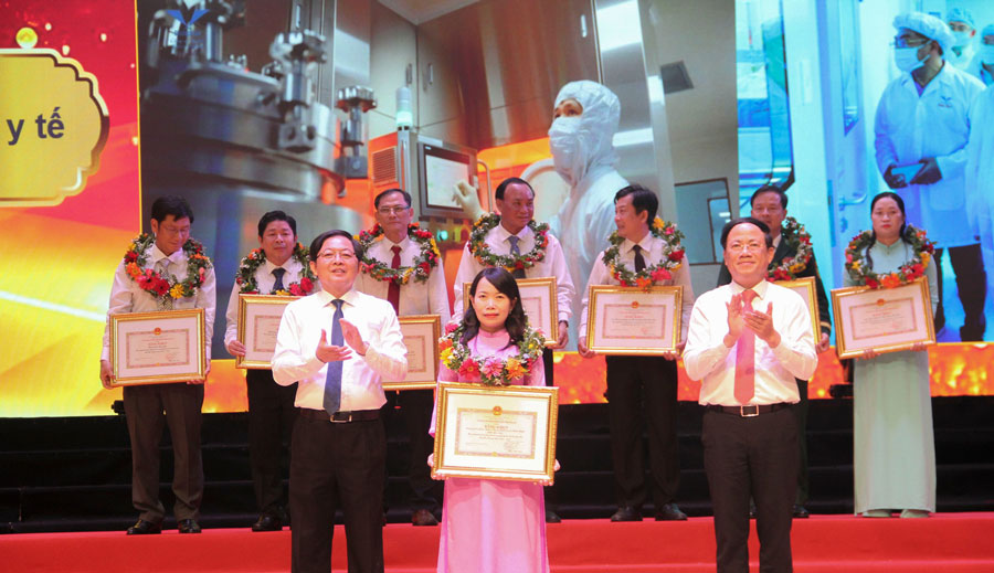 At the Congress, Gia Lai province commended and rewarded 80 typical advanced collectives and individuals. Photo: Truong Dinh