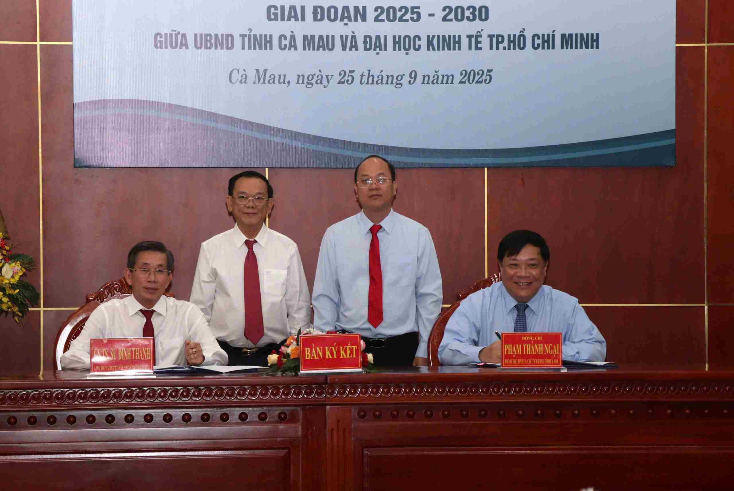 UEH firma un acuerdo de cooperacion integral con el Comite Popular Provincial de Ca Mau. Foto: Nhat Ho