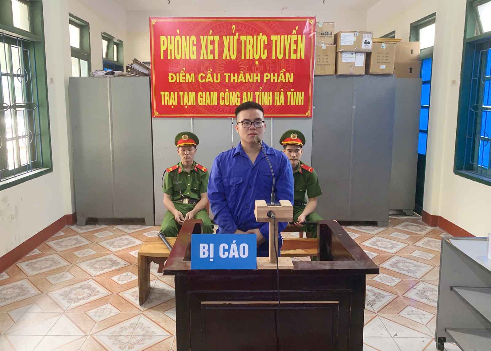 Bị cáo Huy lĩnh án 7 năm tù. Ảnh: Quang Tuấn.