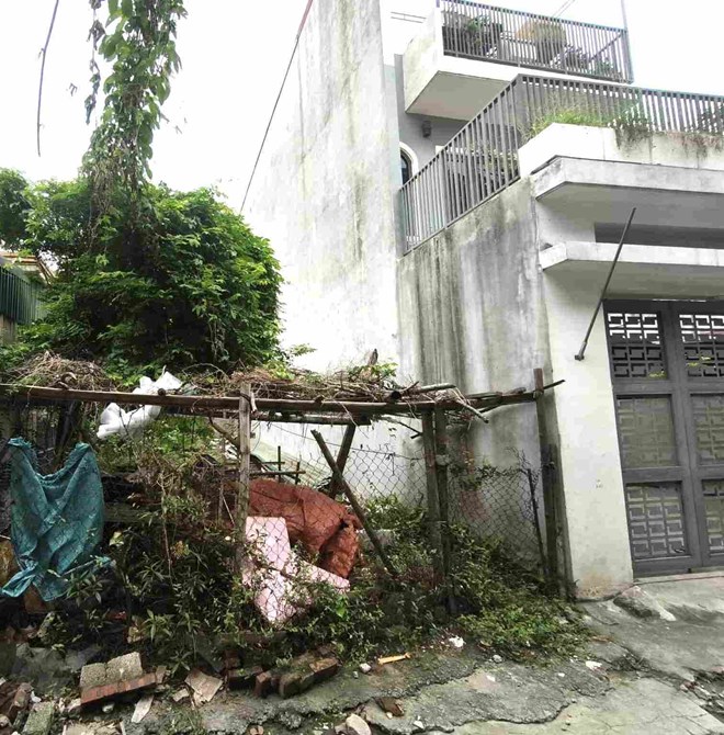 Khốn khổ vì hàng xóm xây nhầm nhà trên đất của mình