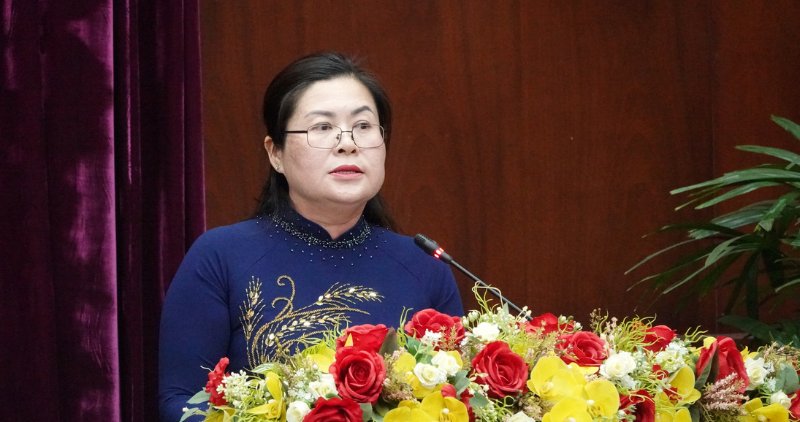 Ba Nguyen Thi Minh Trang - Truong Ban Tuyen giao va Dan van tinh uy Vinh Long phat bieu tai hop bao. Anh: Hoang Loc