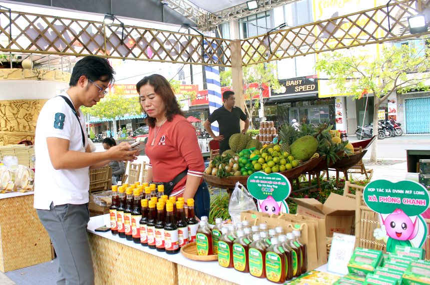Tinh Dong Thap cung den voi Dien dan voi nhieu san pham OCOP cua dia phuong co the manh ve cay an trai. Anh: Thanh Mai