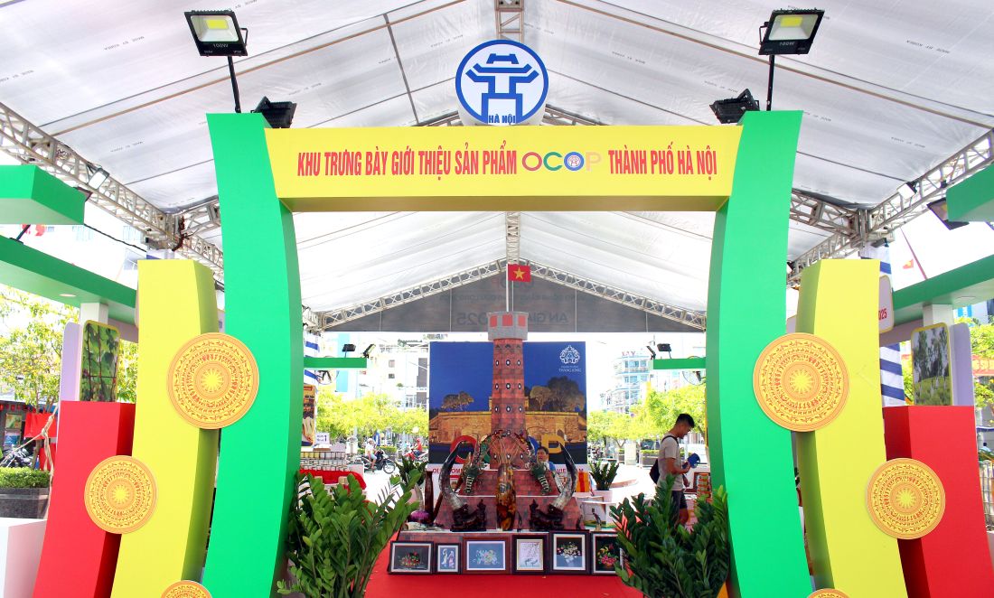 Thanh pho Ha Noi cung den voi Dien dan cung het suc hoanh trang voi hinh anh bieu trung cua mien dat ngan nam van hien. Anh: Thanh Mai 