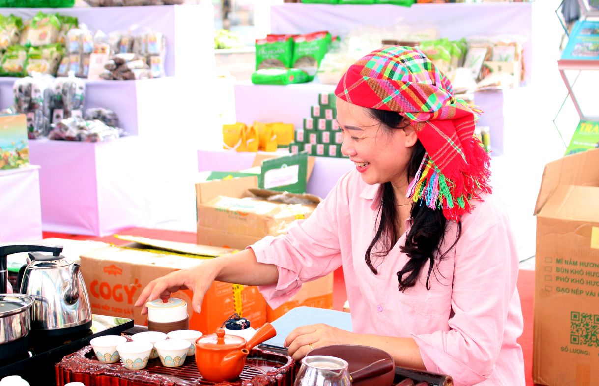 Chuan bi bua tiec tra Thai dai khach tham quan. Anh: Thanh Mai