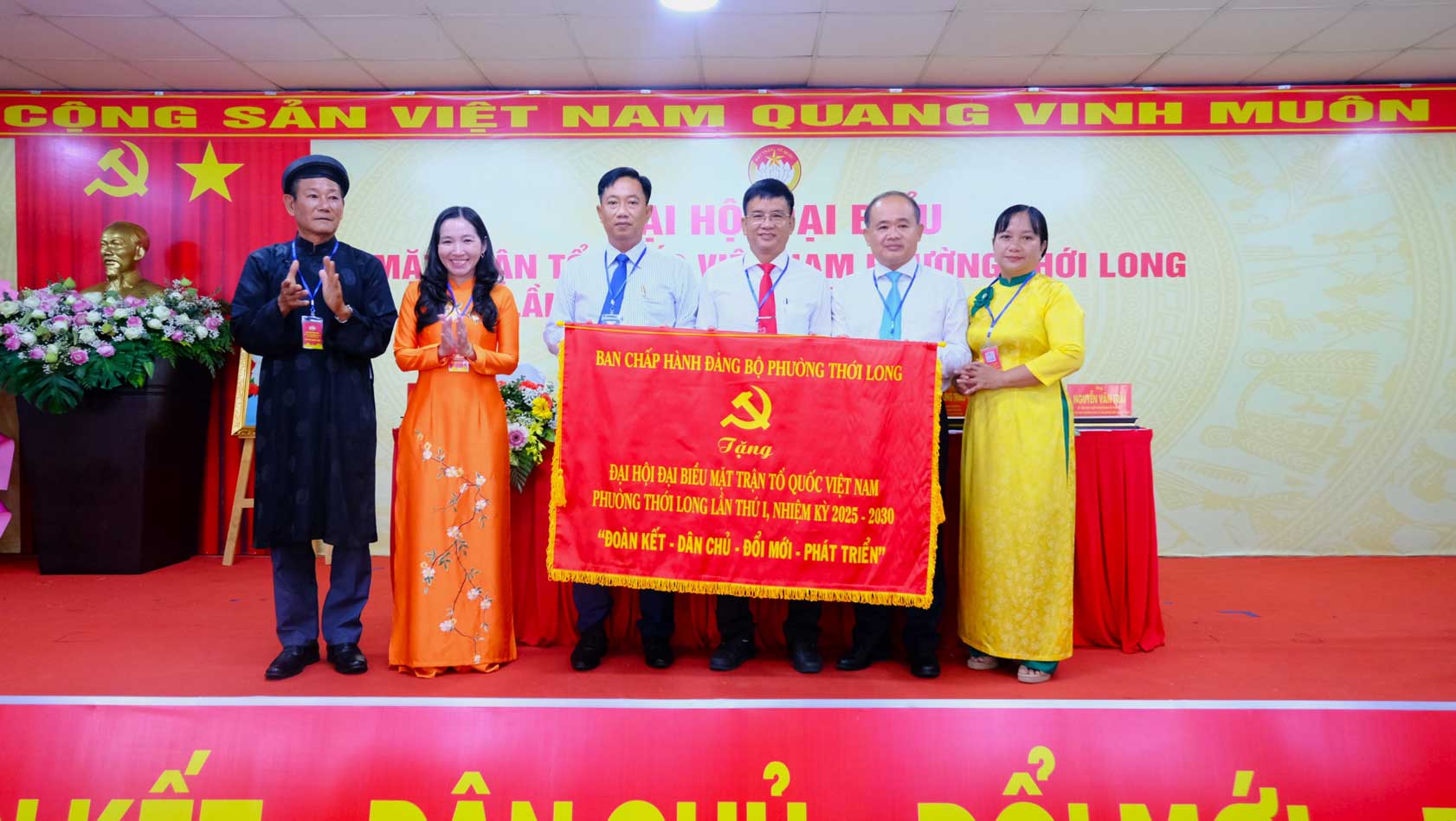 Ban Chap hanh Dang bo phuong Thoi Long tang buc truong cho Dai hoi. Anh: My Ly