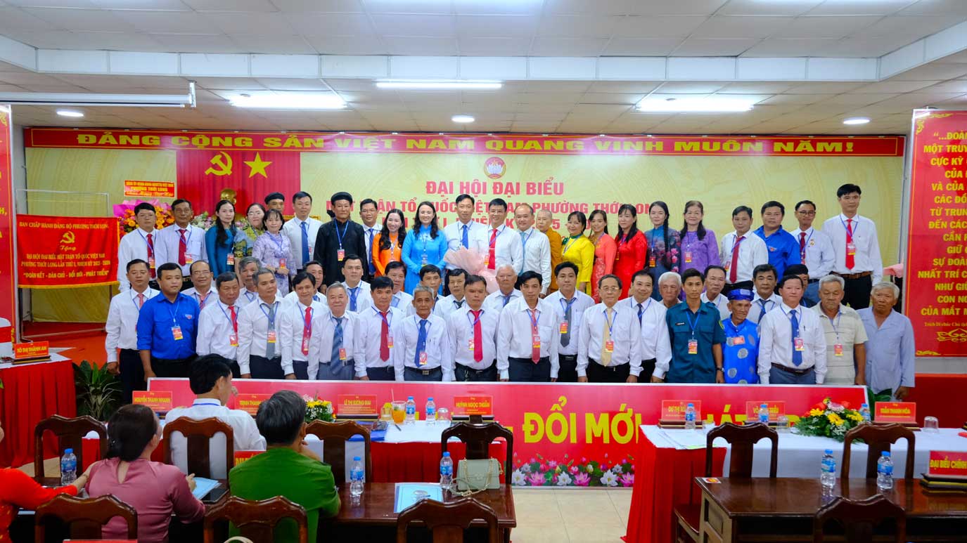 Cac dai bieu chup anh luu niem. Anh: My Ly