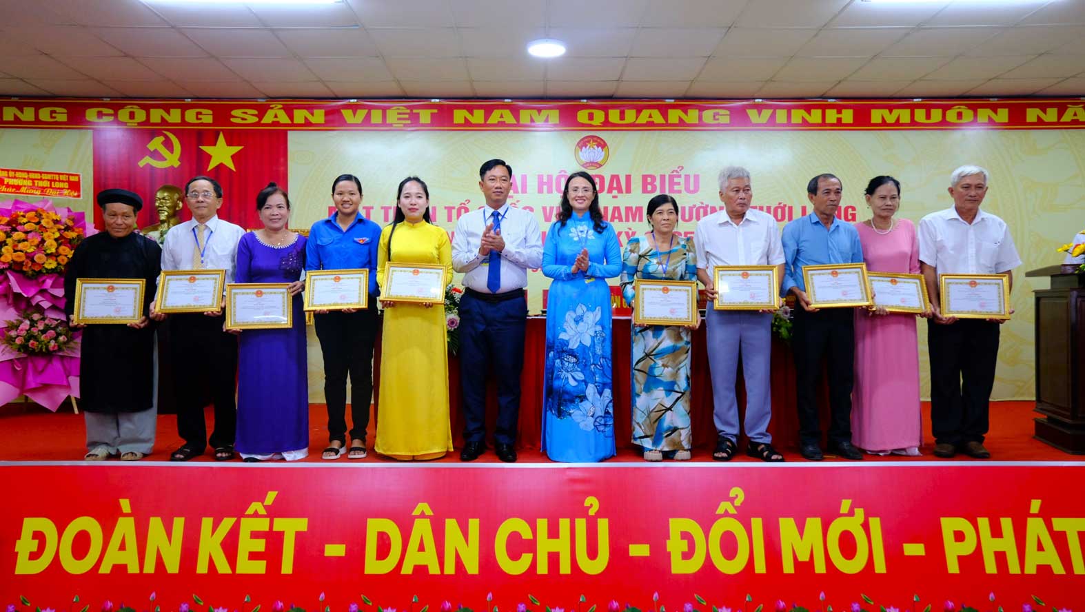 Khen thuong nhieu tap the da co dong gop trong hoat dong Mat tran xa. Anh: My Ly