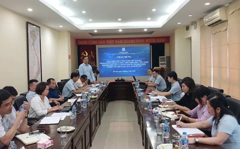 Activities on the occasion of Vietnam Science and Technology Day - one of the activities responding to the movement "The whole country competes in innovation and digital transformation" at the Institute of Mining and Metallurgy Science and Technology. Photo: Le My