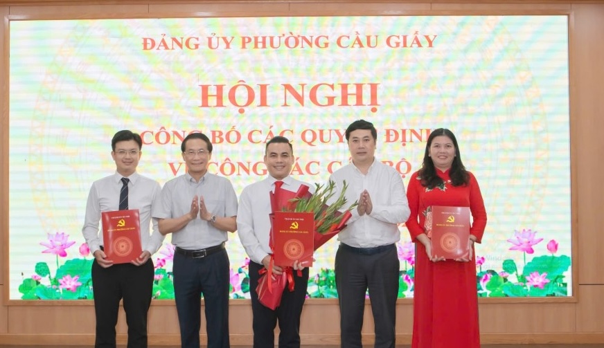 The leaders of Cau Giay Ward presented the Decision to establish the Ward Trade Union. Photo: Phuong Linh