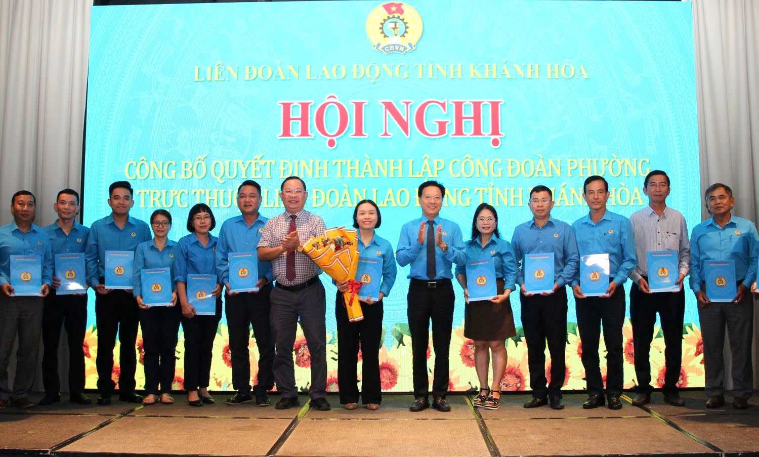 Mr. Phan Thanh Liem - Chairman of the Provincial Federation of Labor and Mr. Luu Thanh Nhan - Standing Deputy Secretary of the Nha Trang Ward Party Committee presented flowers to congratulate the Nha Trang Ward Trade Union Executive Committee. Photo: Phuong Linh