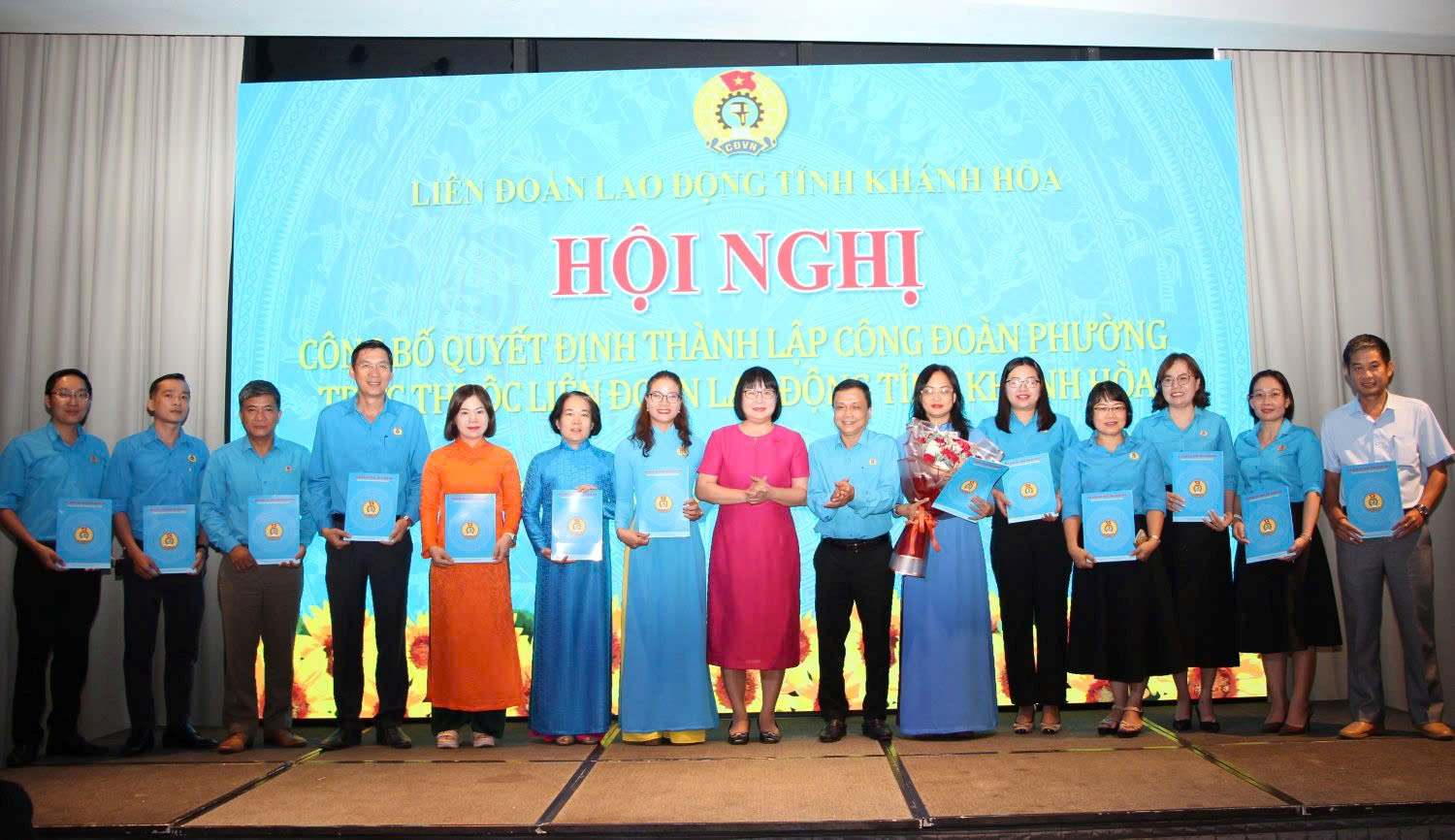 Lanh dao LDLD tinh Khanh Hoa chuc mung Ban Chap hanh Cong doan phuong Bac Cam Ranh. Anh: Phuong Linh