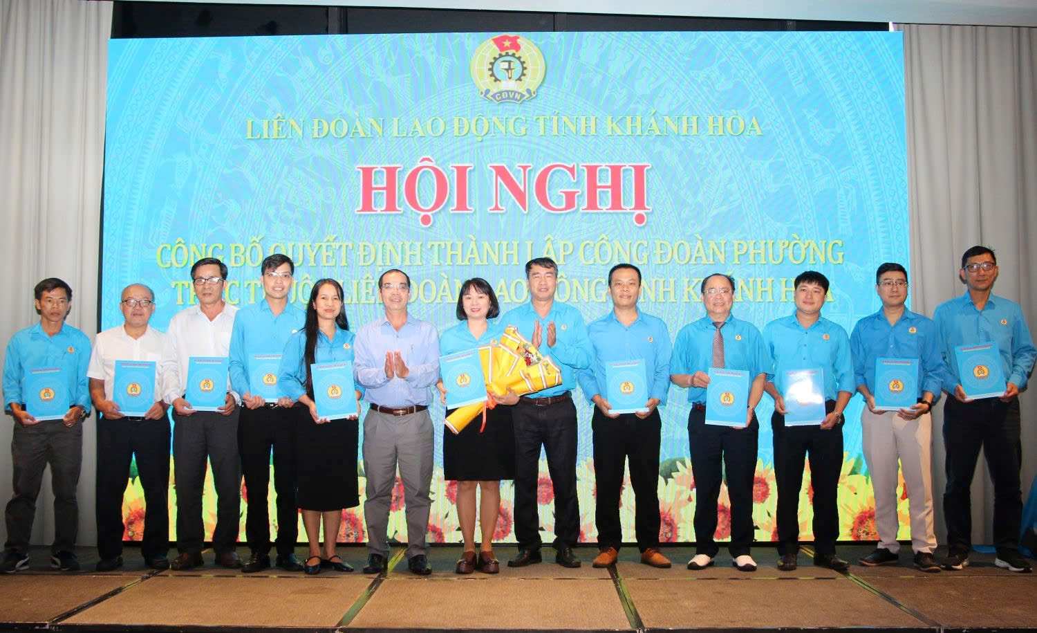 Lanh dao LDLD tinh Khanh Hoa chuc mung Ban Chap hanh Cong doan phuong Bac Cam Ranh. Anh: Phuong Linh