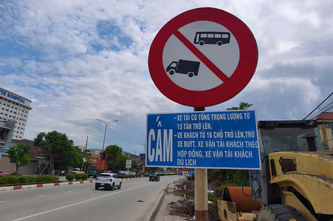 The prohibition sign for this vehicle has been suaised. Photo: Duc Tuan.