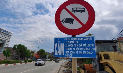 Biển cấm phương tiện này đã được sửa lại. Ảnh: Đức Tuấn.