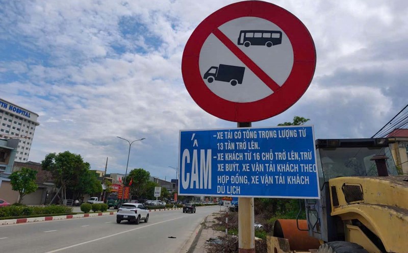 The prohibition sign for this vehicle has been suaised. Photo: Duc Tuan.