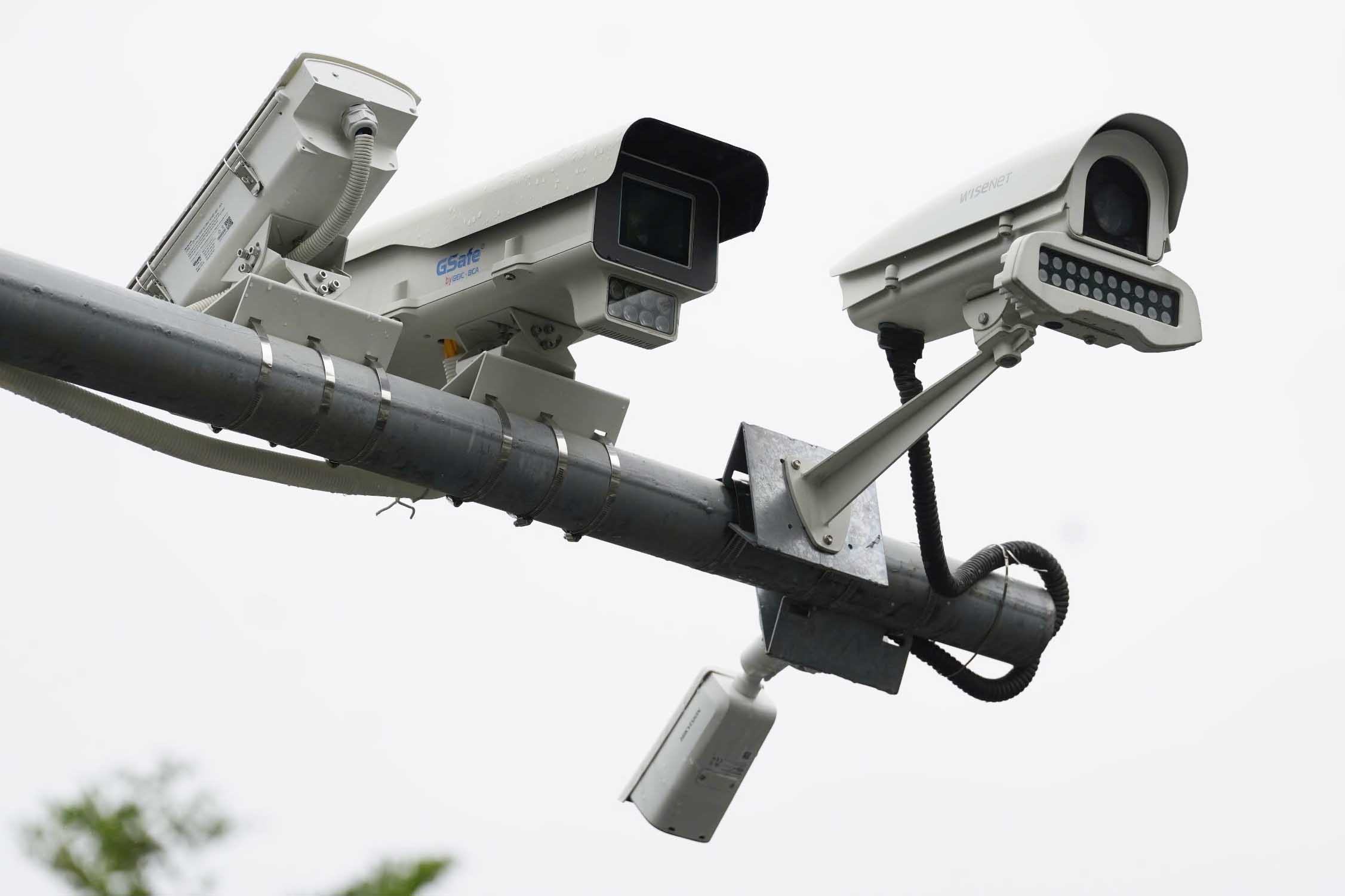 The AI surveillance camera system is installed on Pham Van Bach Street, Hanoi. Photo: Tra My