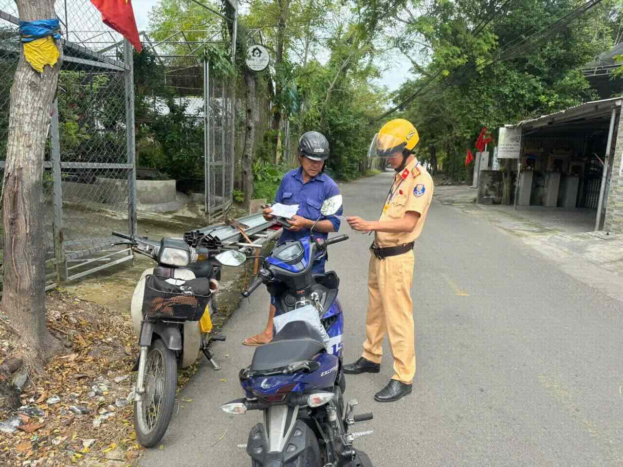 交通警察官が三輪車、牽引車のケースを処理。写真:H. Nhung.