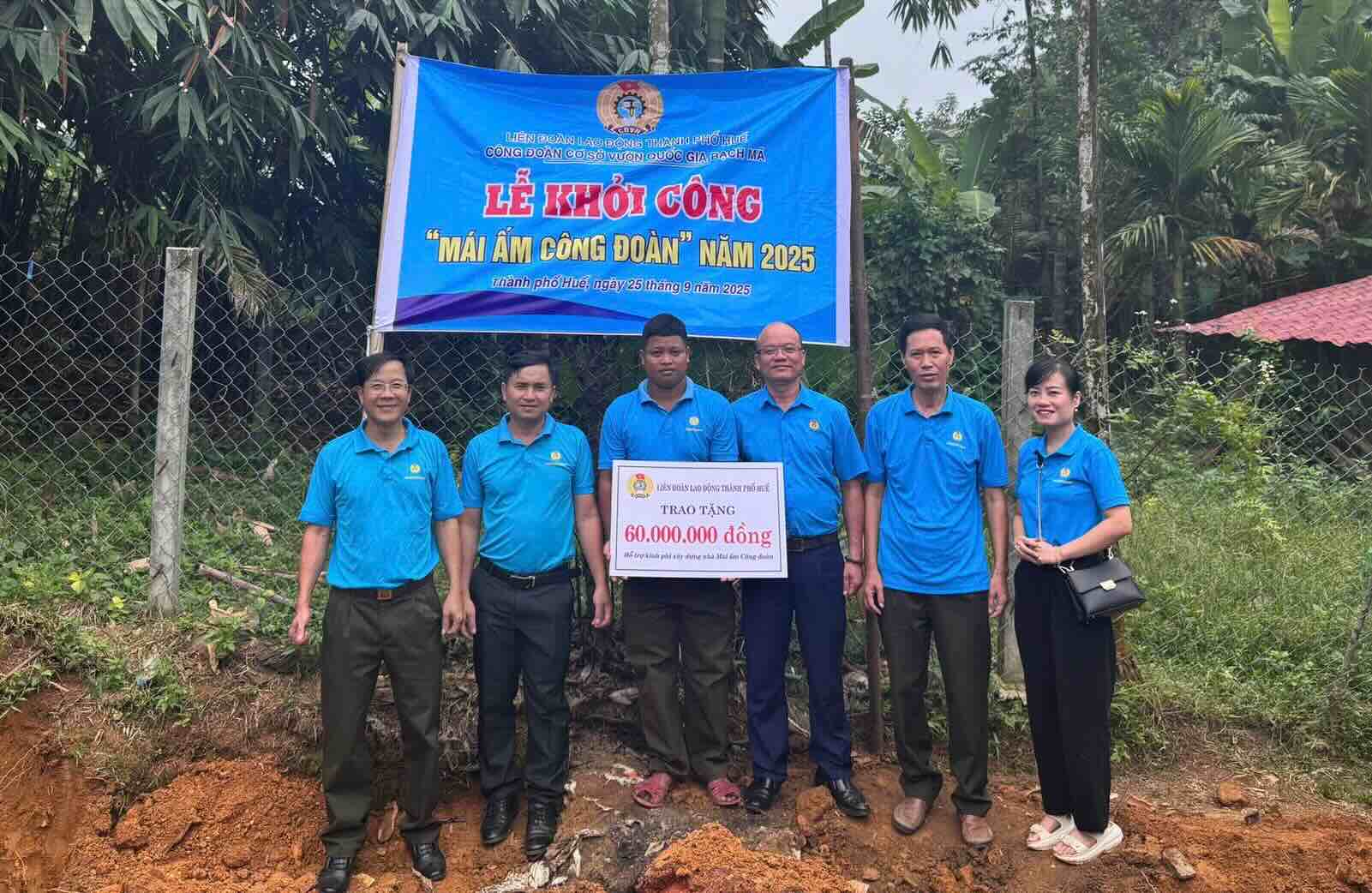 후에시 노동총연맹 대표가 조합원에게 106 노동조합 사랑의 집 건설 지원금을 전달하고 있습니다. 사진: 후에 노동조합