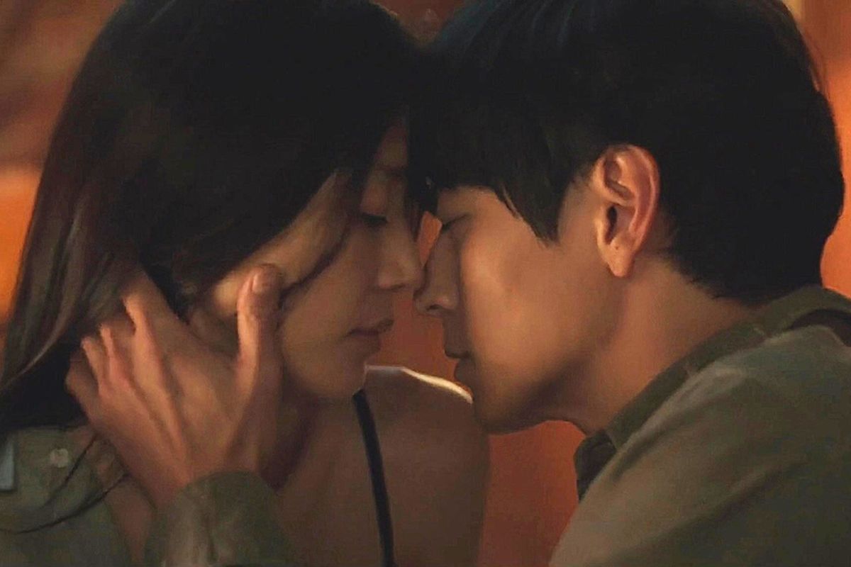 Episode 6 of "The Storm" caused a stir with hot scenes of Jun Ji Hyun and Kang Dong Won. Photo: Producer