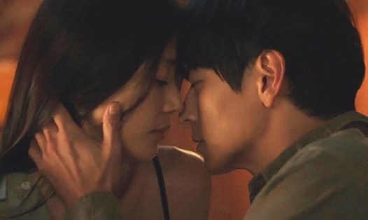 Tập 6 phim "Giông tố" gây sốt với cảnh nóng của Jun Ji Hyun và Kang Dong Won. Ảnh: Nhà sản xuất