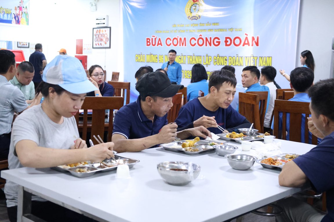 Workers enjoy union meals. Photo: Quyet Chien