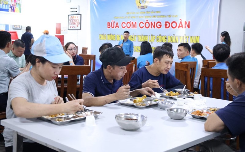 Workers enjoy union meals. Photo: Quyet Chien