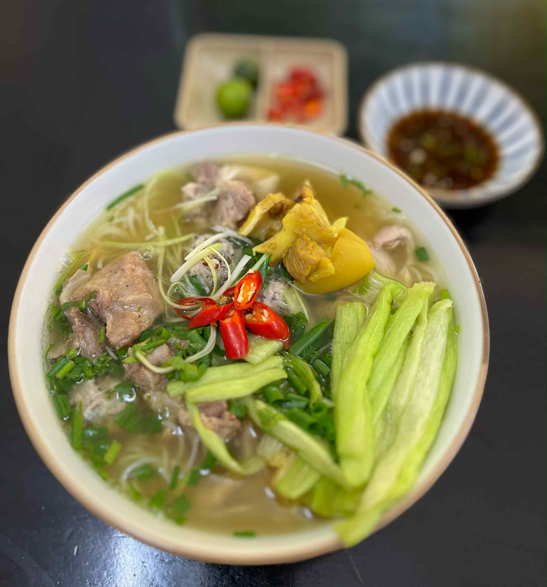 chan bun gio suon doc mung は、肌寒い雨の日に楽しむのに非常に適しています。写真:Mai Chau