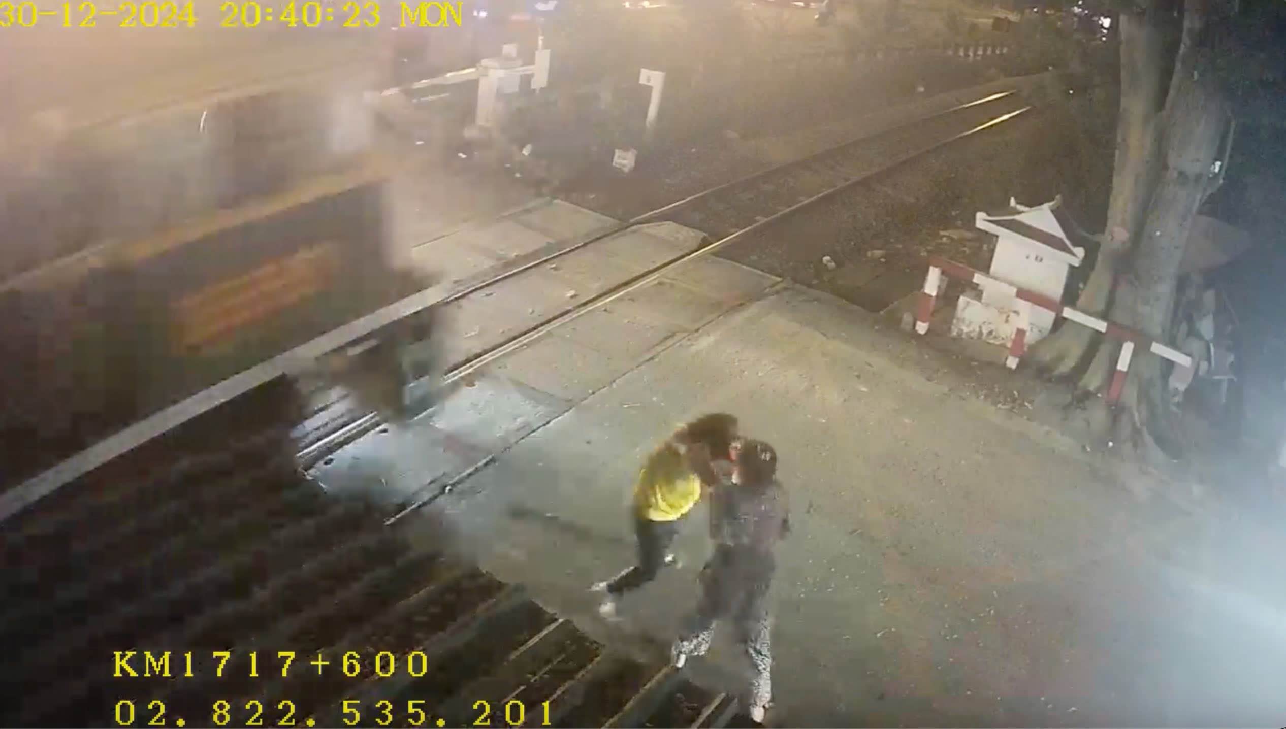 Scene of the incident where a guard worker was assaulted in Ho Chi Minh City. Photo cut from clip