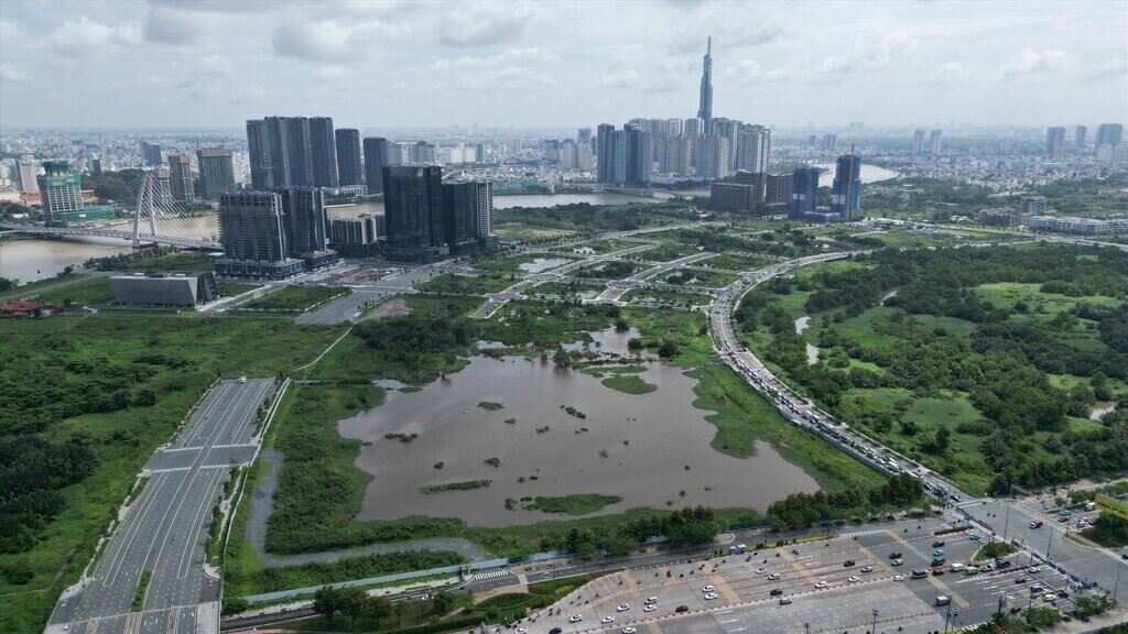 Thu Thiem Eco Smart Cityのスーパープロジェクトの運命は、ロッテがプロジェクトから撤退しようとした後、投資家から注目を集めています。写真:Huu Chanh