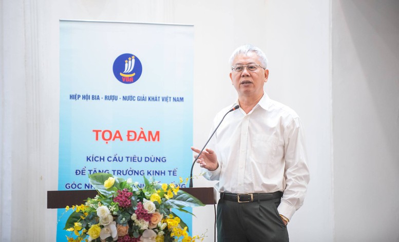 Chuyen gia kinh te Nguyen Duc Kien – nguyen Pho Chu nhiem Uy ban Kinh te cua Quoc hoi tai buoi Toa dam “Kich cau tieu dung de tang truong kinh te – goc nhin tu nganh do uong” dien ra ngay 25.9. Anh: VGP/HT