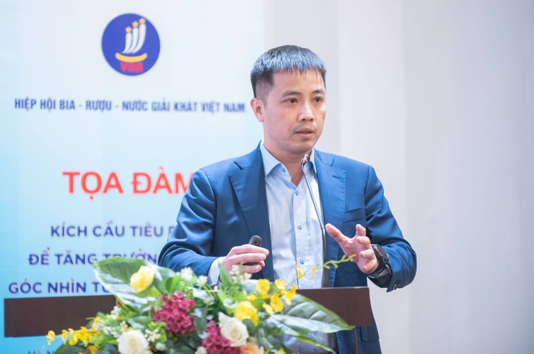 VCCI 부사무총장 Dau Anh Tuan 씨가 베트남 음료 산업의 어려움에 대해 이야기하고 있습니다. 사진: VGP/HT