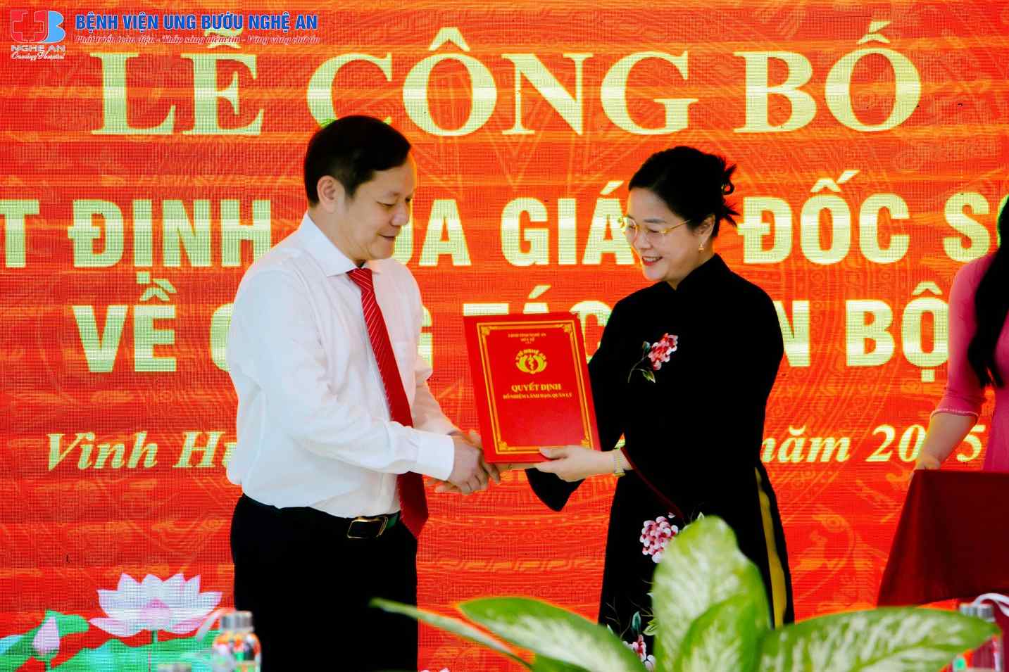 Director of Nghe An Department of Health Le Thi Hoai Chung presented the Decision to appoint the Director of Nghe An Oncology Hospital to People's Doctor Pham Vinh Hung. Photo: Ngoc Anh